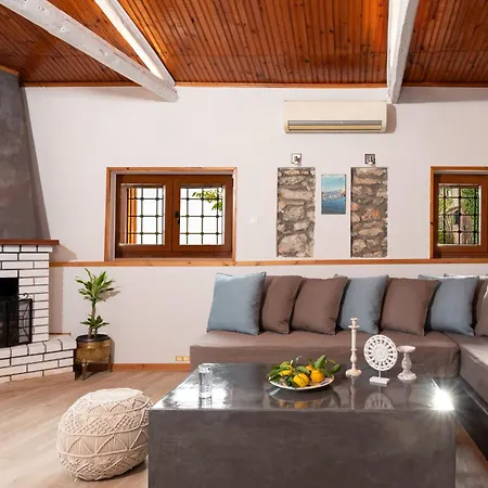 The Sea Front Fisherman's House Ferienhaus Kato Gatzea