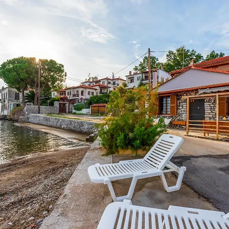 The Sea Front Fisherman's House בית נופש *